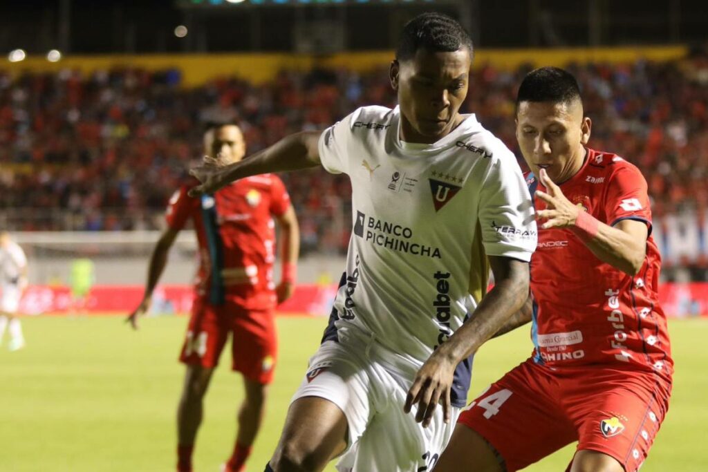 Liga de Quito y El Nacional igualaron sin goles en la Supercopa Ecuador, pero los penales consagraron al elenco universitario.