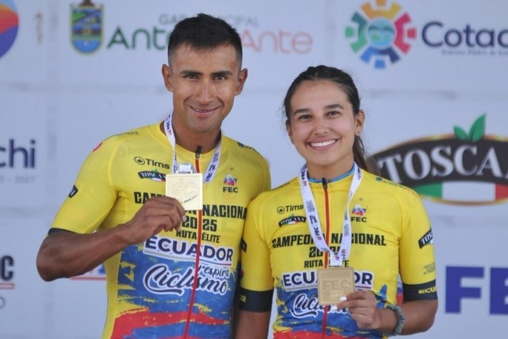Jhonatan Narváez y Natalia Vásquez lucen sus camisetas de campeones nacionales de ruta de Ecuador 2025.