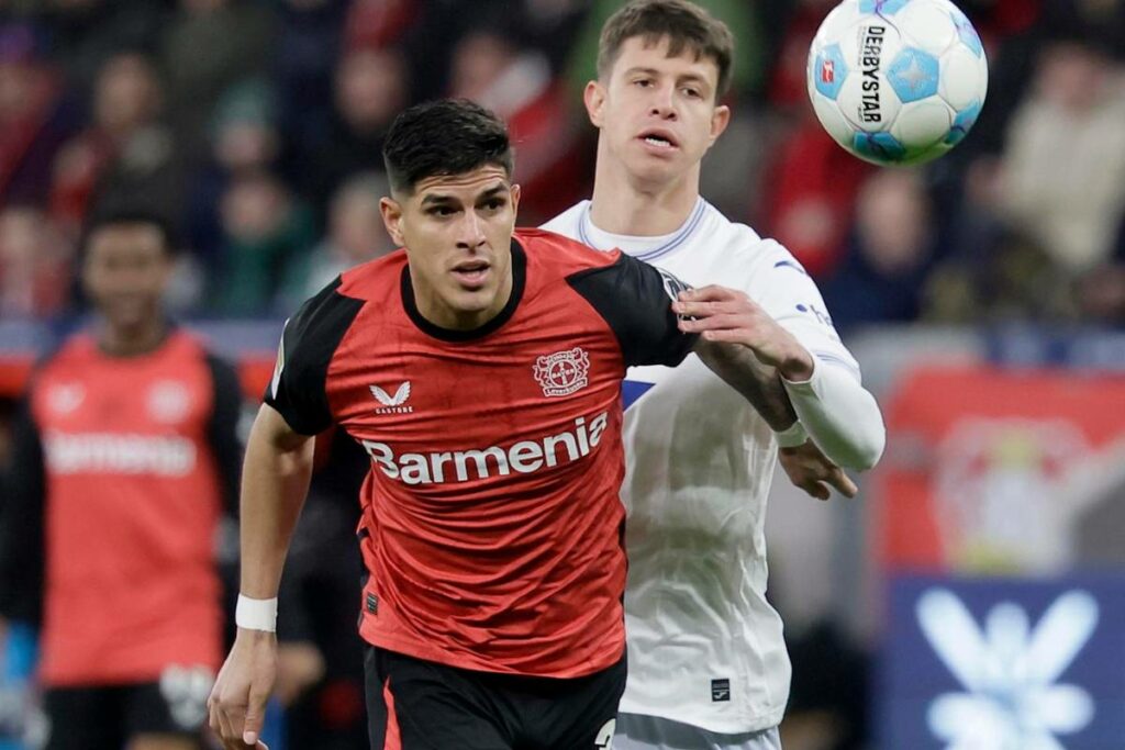 Piero Hincapie de Leverkusen (izq.) en acción contra Adam Hlozek de Hoffenheim durante el partido de fútbol de la Bundesliga alemana el 2 de febrero del 2025.