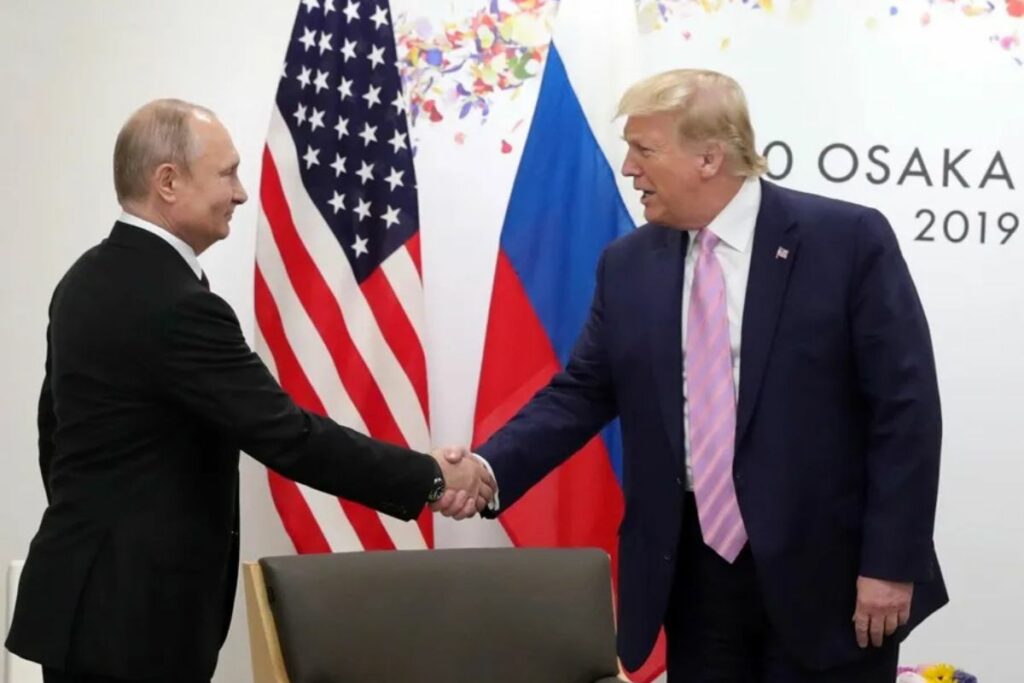 El presidente ruso, Vladimir Putin (i), se reúne con el presidente de los Estados Unidos, Donald Trump (d).