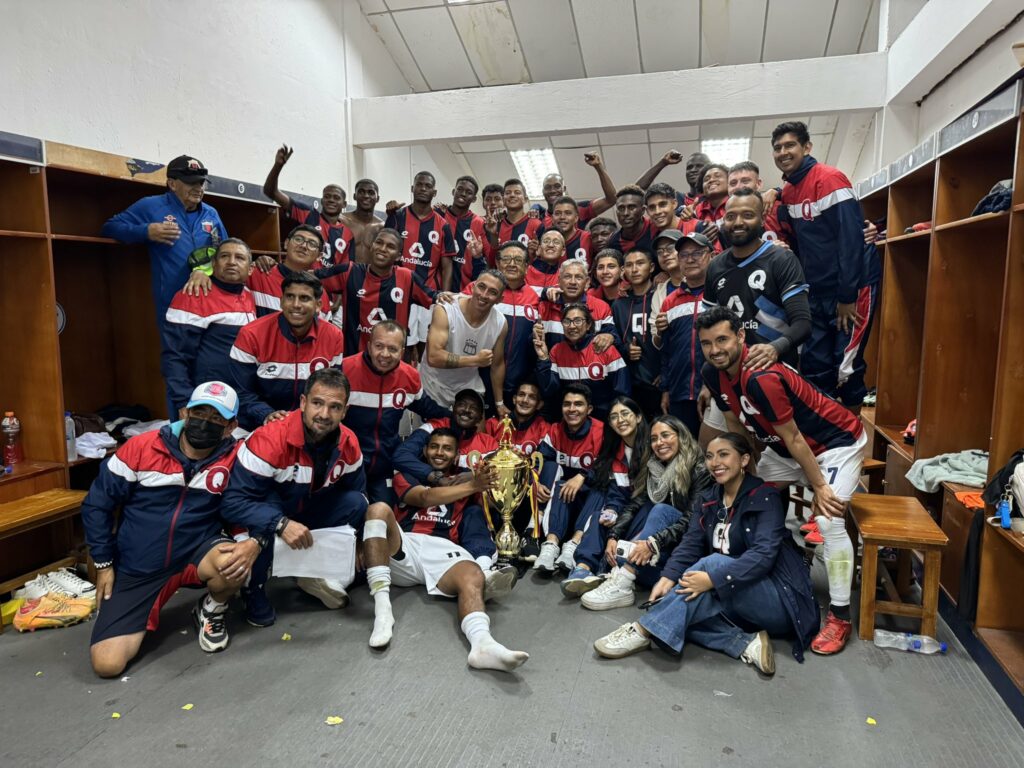 Jugadores de Deportivo Quito celebran su triunfo ante Barcelona SC.