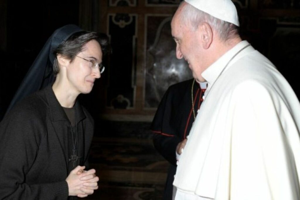 Sor Raffaella Petrini saluda con el Papa Francisco, en una fotografía de archivo.