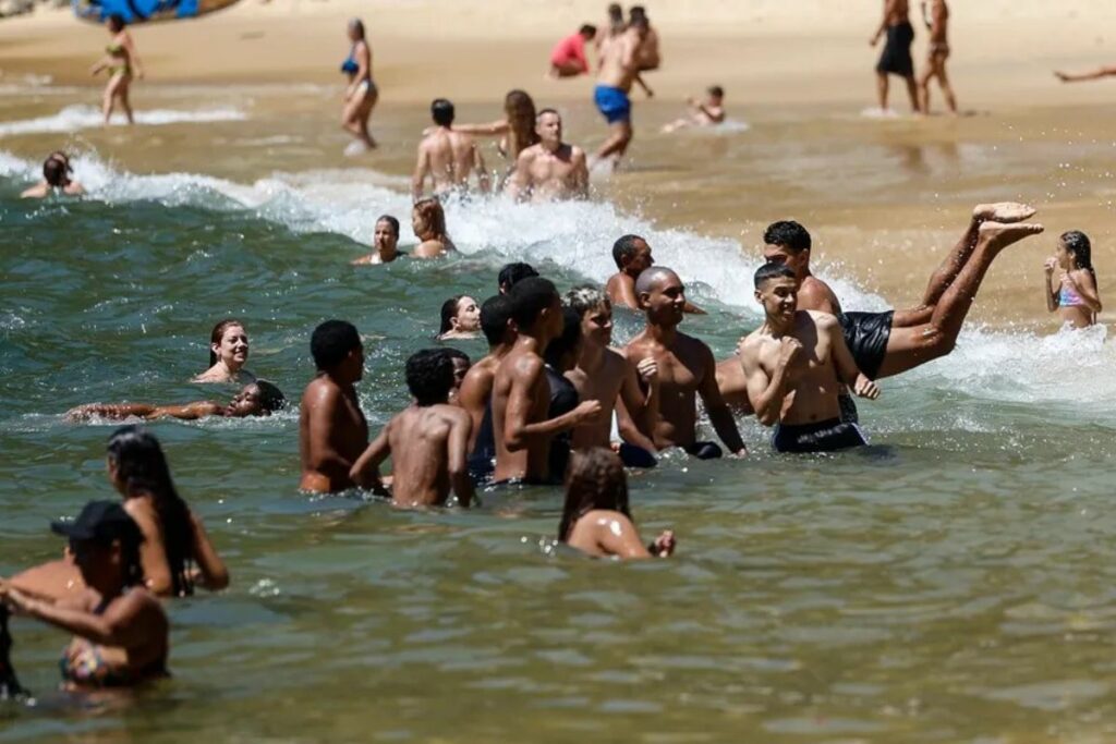 Cariocas y turistas disfrutan de la playa vermelha (playa Roja), durante una fuerte ola de calor en Río de Janeiro (Brasil).