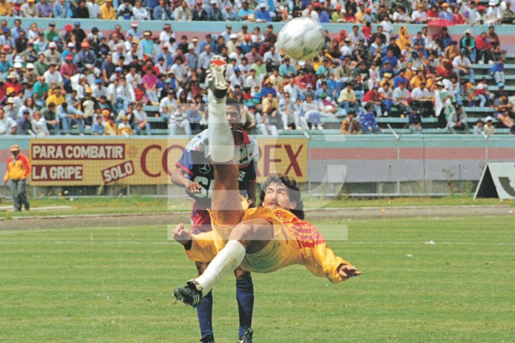 Julio César Rosero (amarillo) y Cléber Chalá en el Olímpico Atahualpa en 1993.