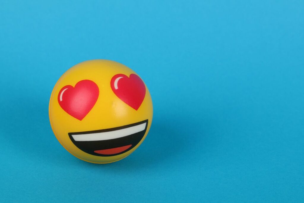 El emoji de carita con corazones en los ojos A menudo transmite sentimientos entusiastas de amor, encaprichamiento y adoración, dice la Emojipedia.