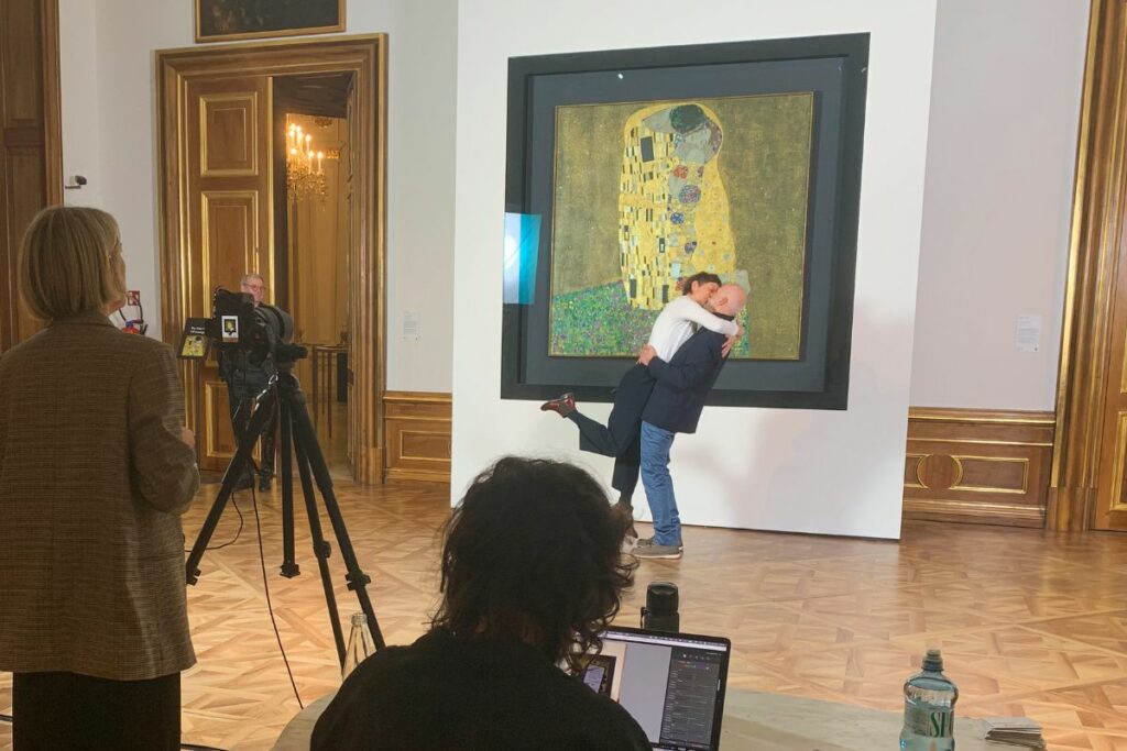 El Museo Belvedere de Viena celebró este viernes un San Valentín especial al permitir a parejas de enamorados fotografiarse frente a 'El Beso' de Gustav Klimt, uno de los cuadros más famosos del mundo.