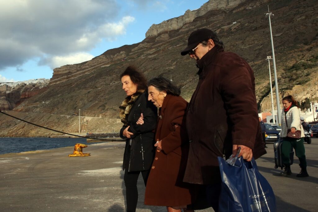 Residentes y visitantes abandonan la isla debido al aumento de la actividad sísmica, en el puerto de Athinios en Santorini, Grecia.
