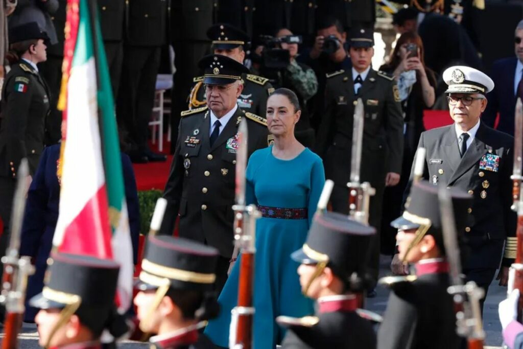 La presidenta de México, Claudia Sheinbaum (c), en el desfile militar por el 112 aniversario de la 'Marcha de la Lealtad'.