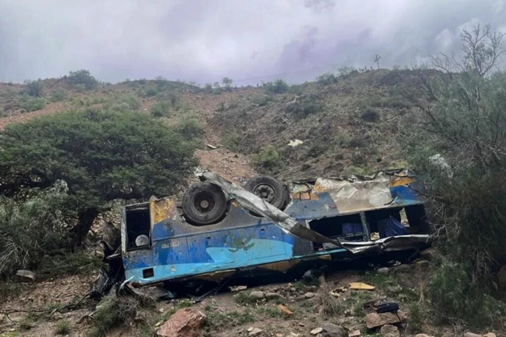 Fotografía cedida por la Policía Boliviana de un autobús accidentado este lunes, en Potosí (Bolivia).