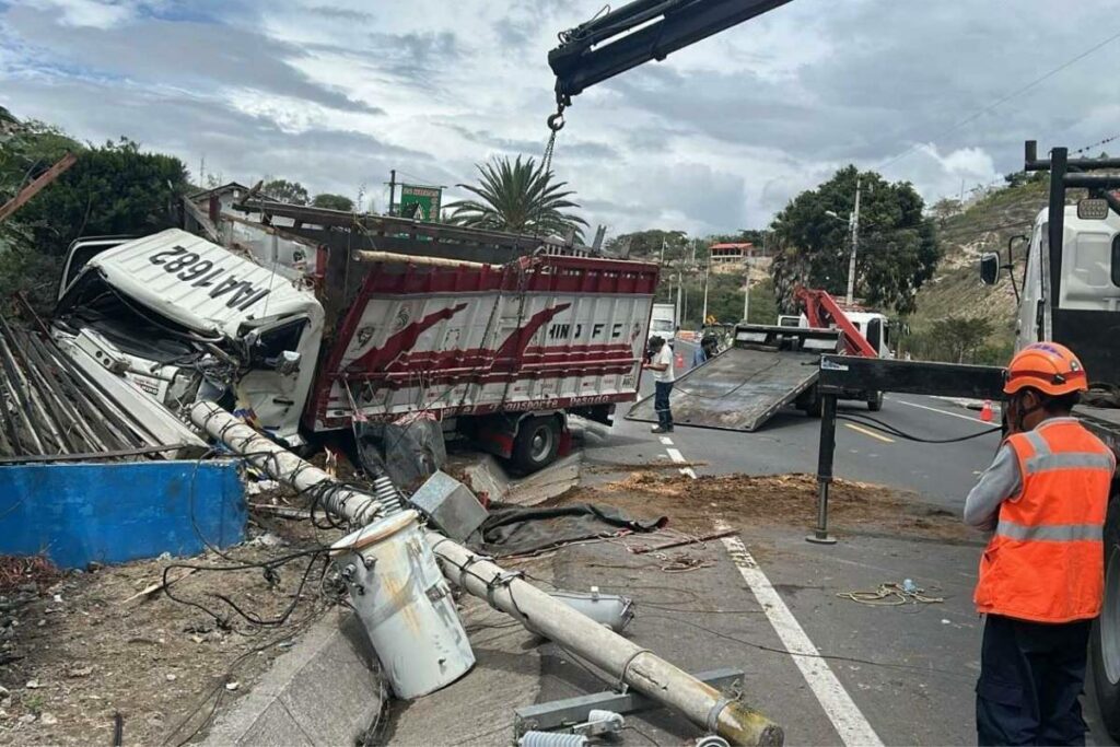 Un camión se chocó contra una vivienda y un poste, en el sector de Guayllabamba