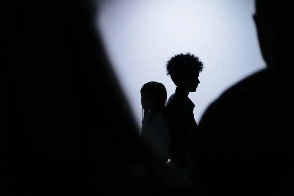 Imagen referencial sobre una niña y un niño menores de edad.