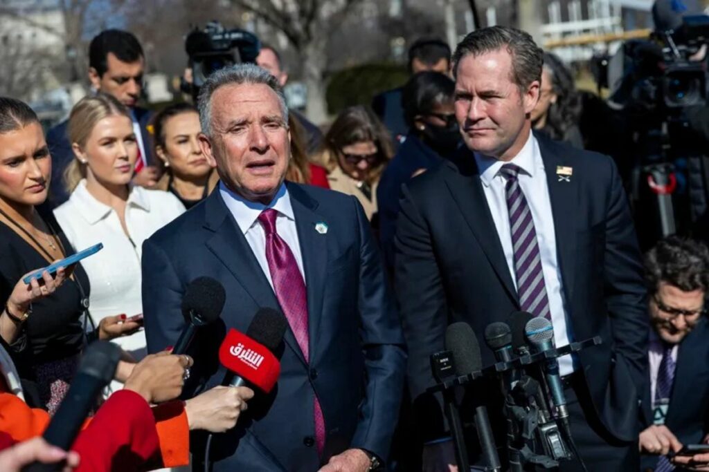 El enviado especial de EE.UU. para Oriente Medio, Steve Witkoff (i), y el asesor de Seguridad Nacional de la Casa Blanca, Mike Waltz (d), el 4 de febrero de 2025.