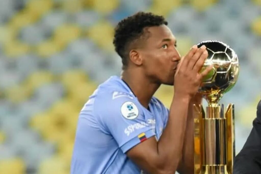 Anthony Landázuri con el trofeo de la Recopa Sudamericana de 2023.