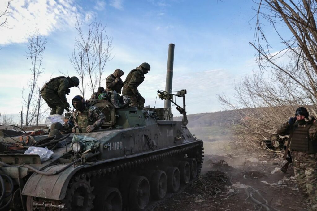 Soldados sobre un tanque en Bájmut, región de Donetsk, Ucrania.