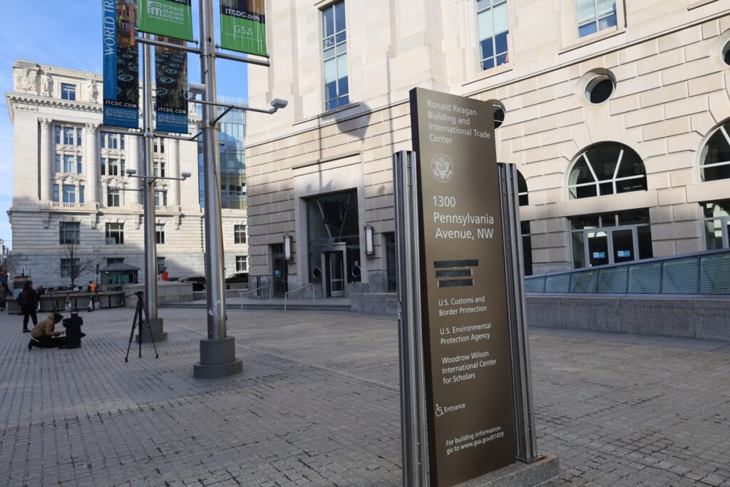 Fotografía de la placa de entrada del edificio Ronald Reagan con el nombre tapado de la Agencia de Estados Unidos para el Desarrollo Internacional (Usaid) este viernes, en Washington (Estados Unidos).