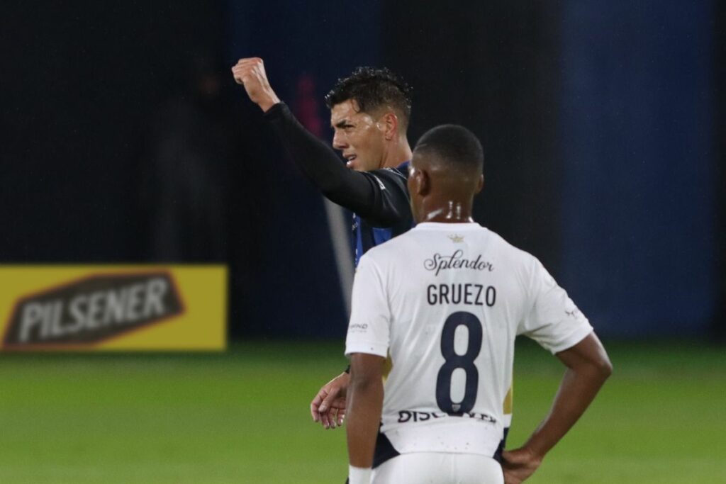 Carlos Gruezo (8) y Michael Hoyos en la Liga Pro 2025.