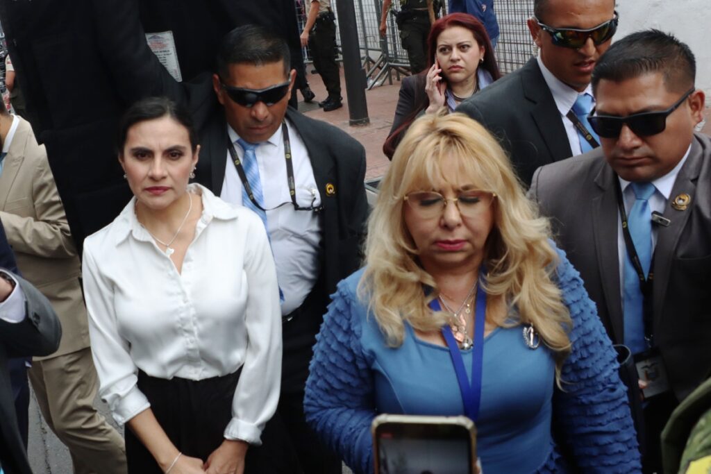 Verónica Abad junto a Jueza Nubia Vera en los exteriores de la Vicepresidencia del Ecuador.
