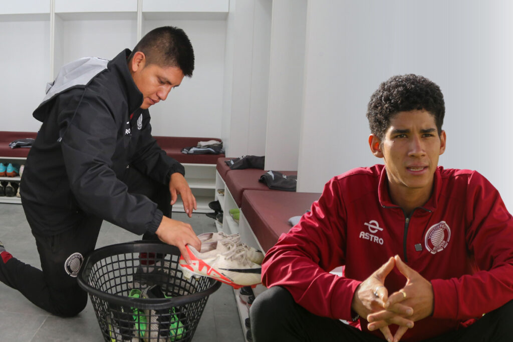 Christian Chillogallo (i) y Antonio Macías forman el equipo de utileros de Vinotinto FC.