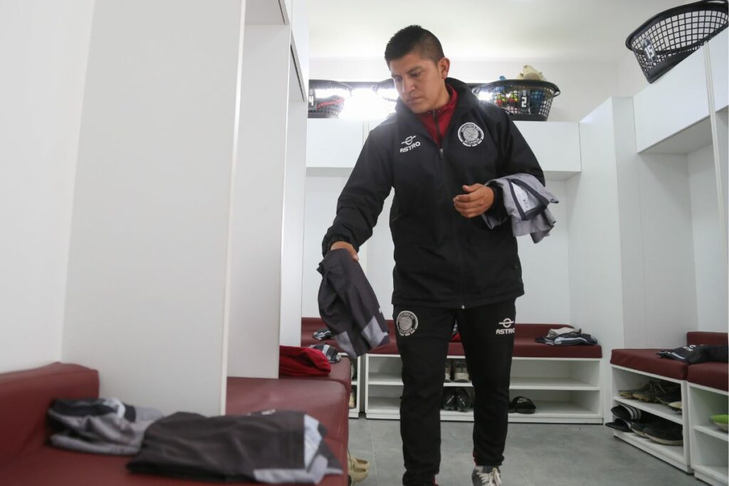 Christian Chillogallo en su trabajo en uno de los camerino del club en la sede ubicada en San Carlos, al norte de Quito.