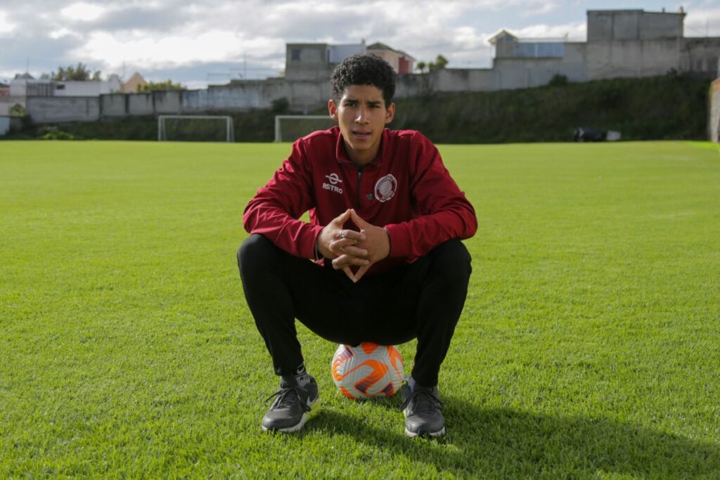 Antonio Macías en la cancha de entrenamiento de Vinotinto en Quito.