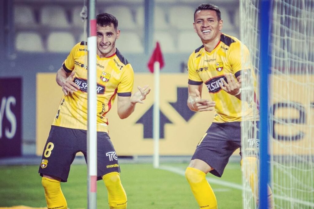 Emmanuel Martínez (i) y Carlos Garcés en el Barcelona SC en la Libertadores 2022.