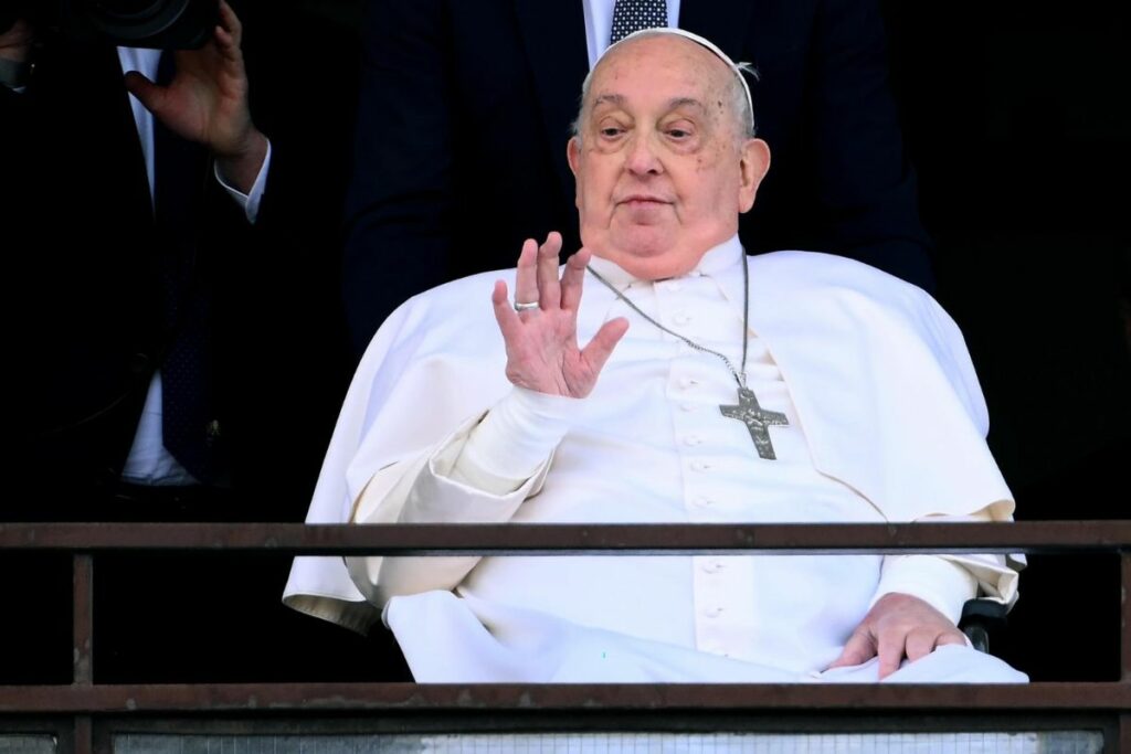 El papa Francisco regresó a su residencia habitual, la Casa Santa Marta en el Vaticano, donde continuará con una etapa de rehabilitación intensiva. Foto: EFE