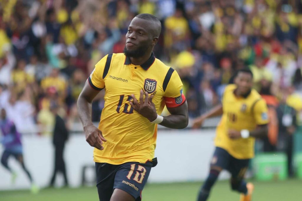 Enner Valencia celebra un gol con la Selección de Ecuador ante Venezuela.