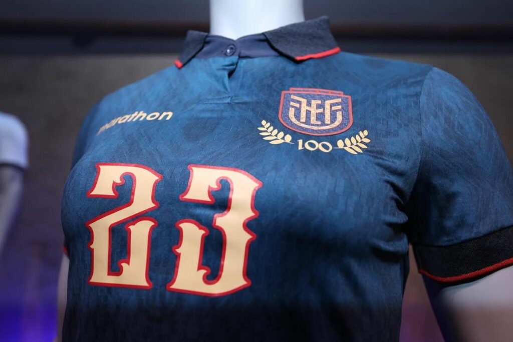 Camiseta conmemorativa de los 100 años de la Federación Ecuatoriana de Fútbol.