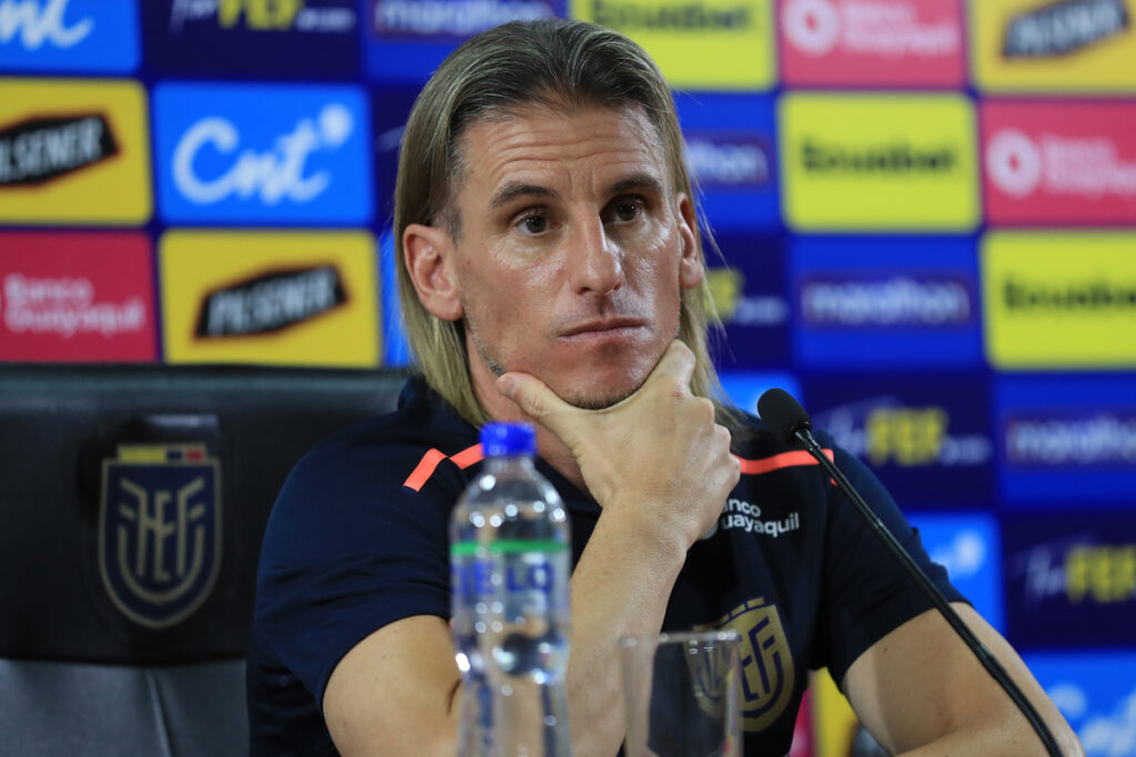 Sebastián Beccacece en rueda de prensa con la Selección de Ecuador antes de enfrentar a Venezuela.