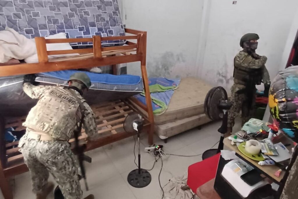 En las viviendas, los uniformados inspeccionaron los diferentes cuartos en busca de armas y droga.