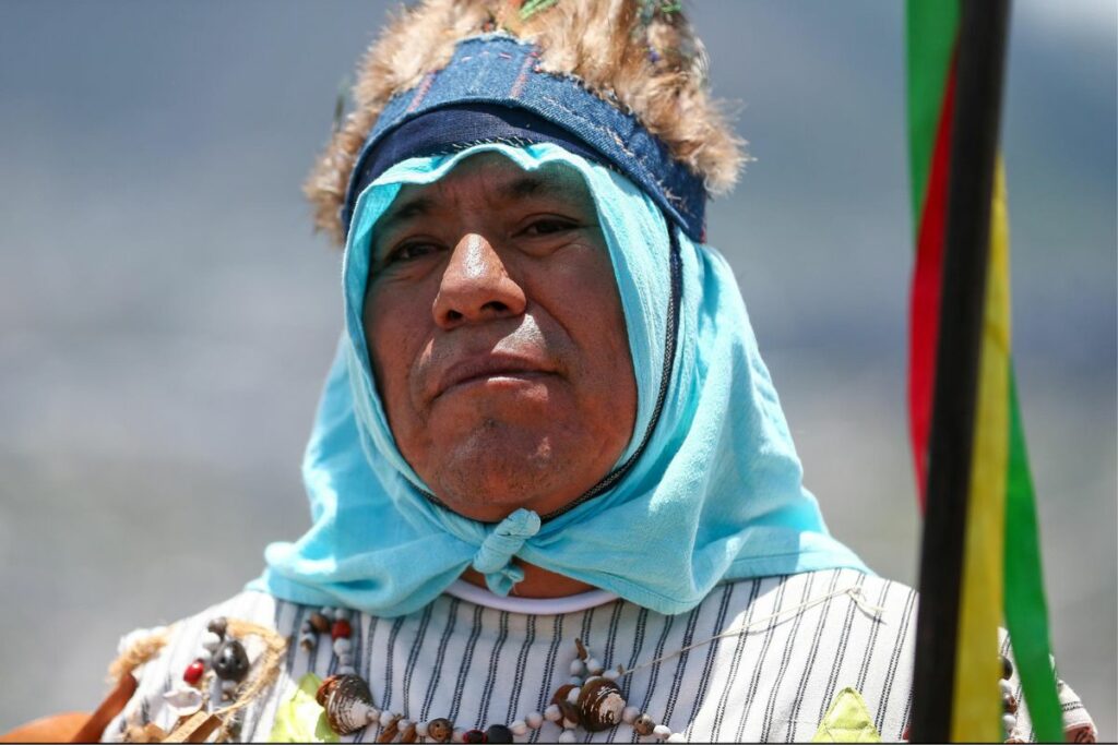 Los danzantes indígenas Yumbos participan en una ceremonia tradicional este sábado en Quito. Foto: EFE