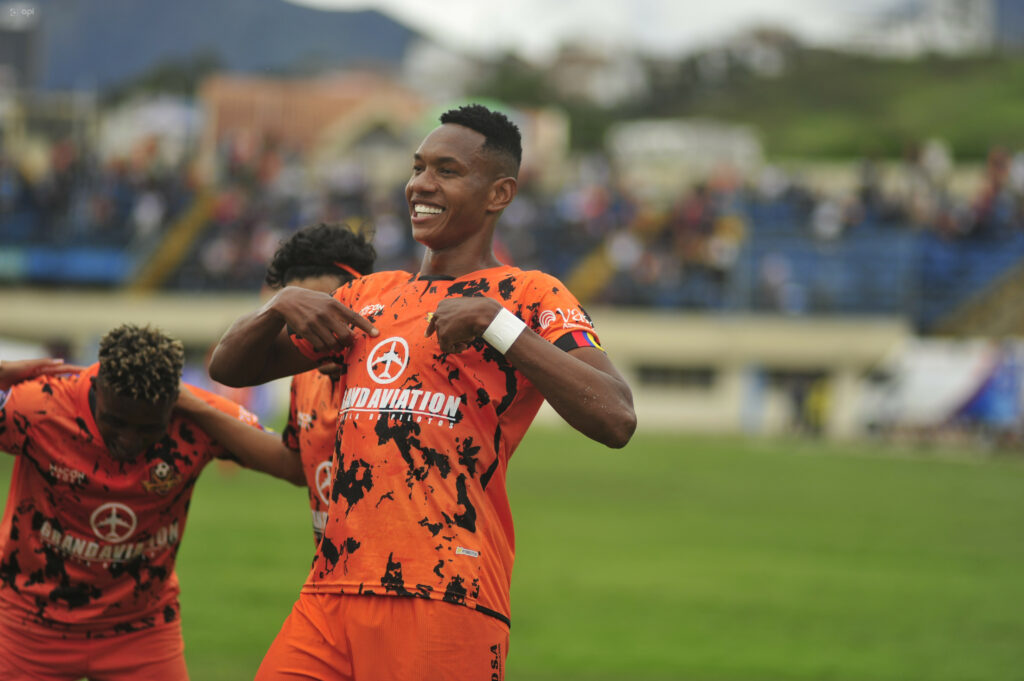 Éber Caicedo celebra un gol con Libertad de Loja.