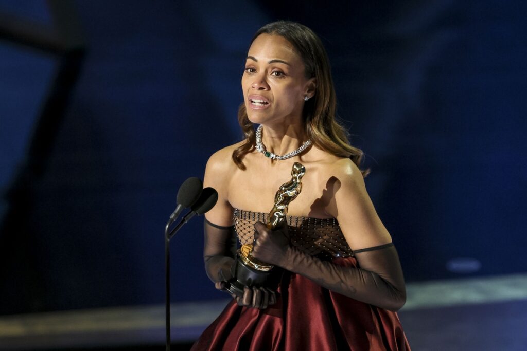 Zoe Saldana habla en el escenario tras ganar el Oscar a la mejor actriz de reparto. Foto: EFE
