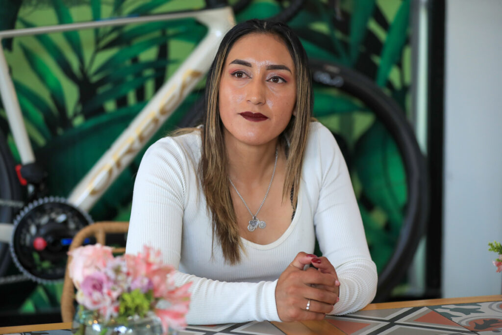Miryam Núñez, campeona nacional de contrarreloj de Ecuador, en el anuncio de su fichaje por el Macizo Banrural.