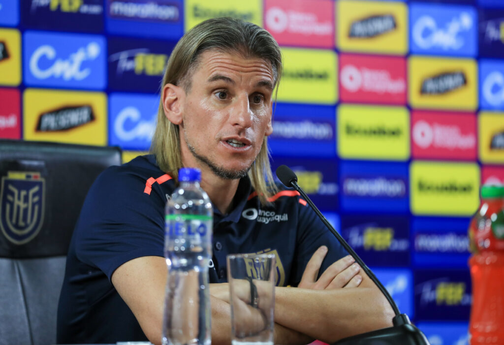 Sebastián Beccacece en una rueda de prensa de la Selección de Ecuador.