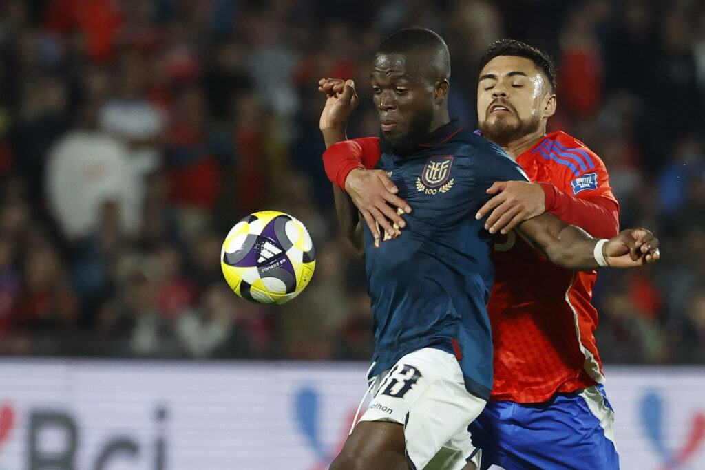 Paulo Díaz (d) de Chile disputa el balón con Enner Valencia de Ecuador este martes 25 de marzo de 2025, en un partido de las eliminatorias sudamericanas para el Mundial de 2026 entre las selecciones de Chile y Ecuador.