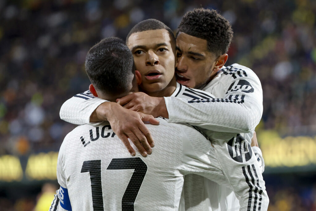 Kylian Mbappé (centro) celebra su doblete con el Real Madrid ante el Villarreal.