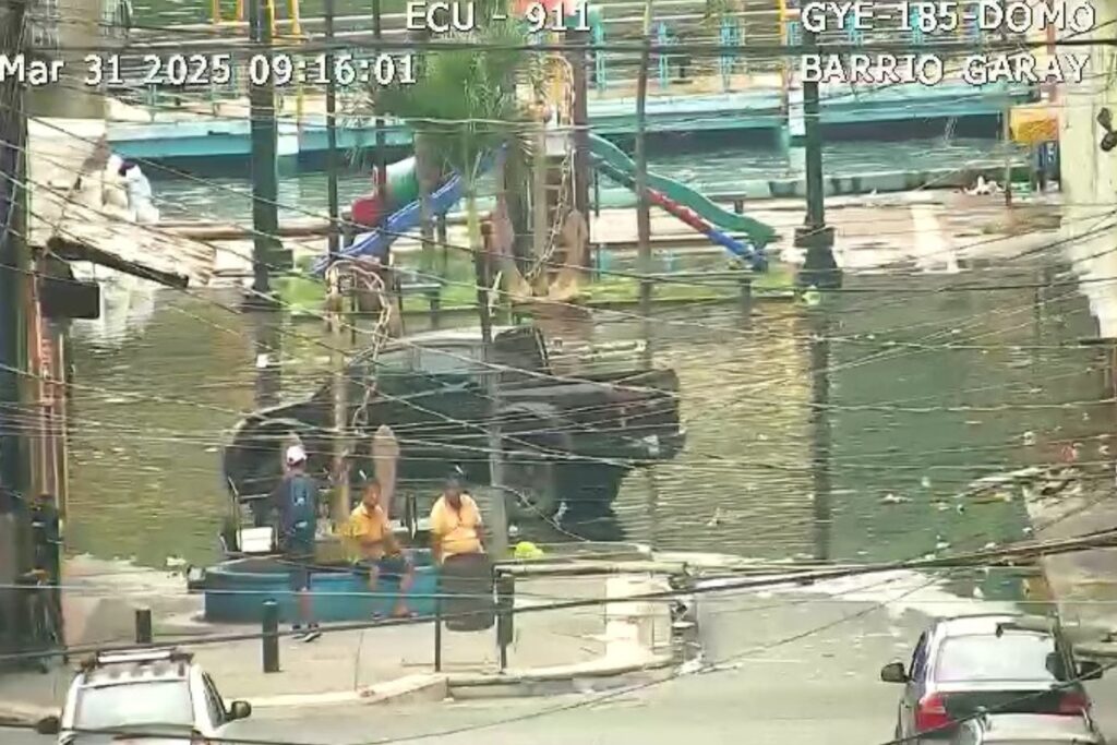 Varias calles de Guayaquil están inundadas