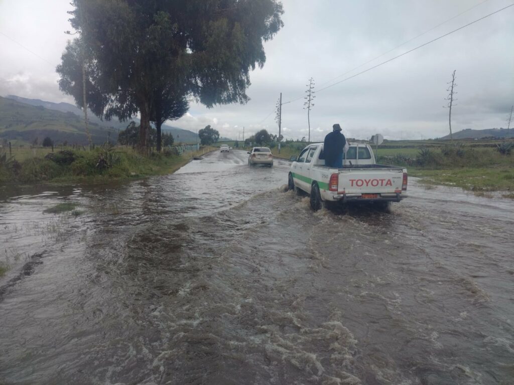 Las comunidades de Olmedo y Pasillo, en Cayambe, fueron afectadas por el fuerte invierto: Foto de la cuenta de X de la Cruz Roja