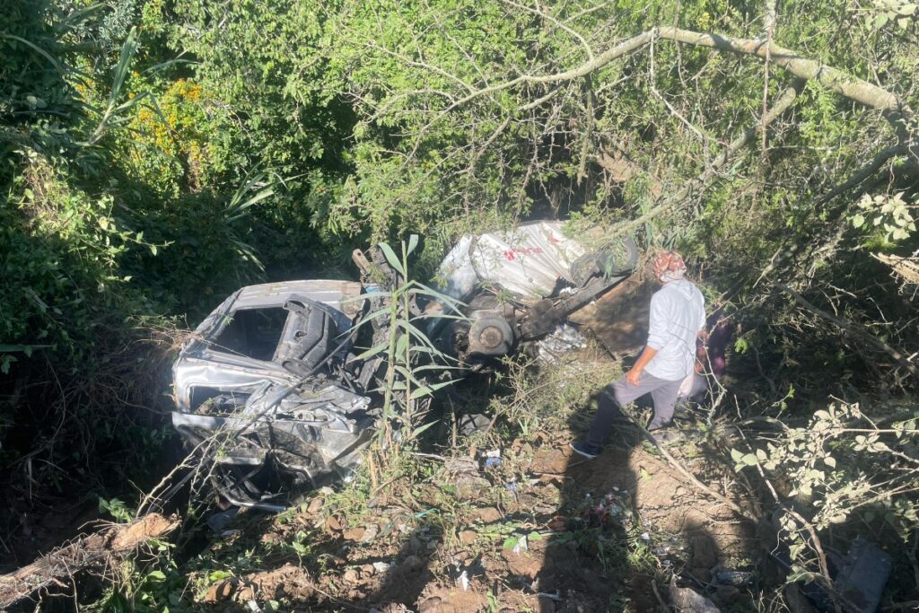 Uno de los camiones cayó al abismo.