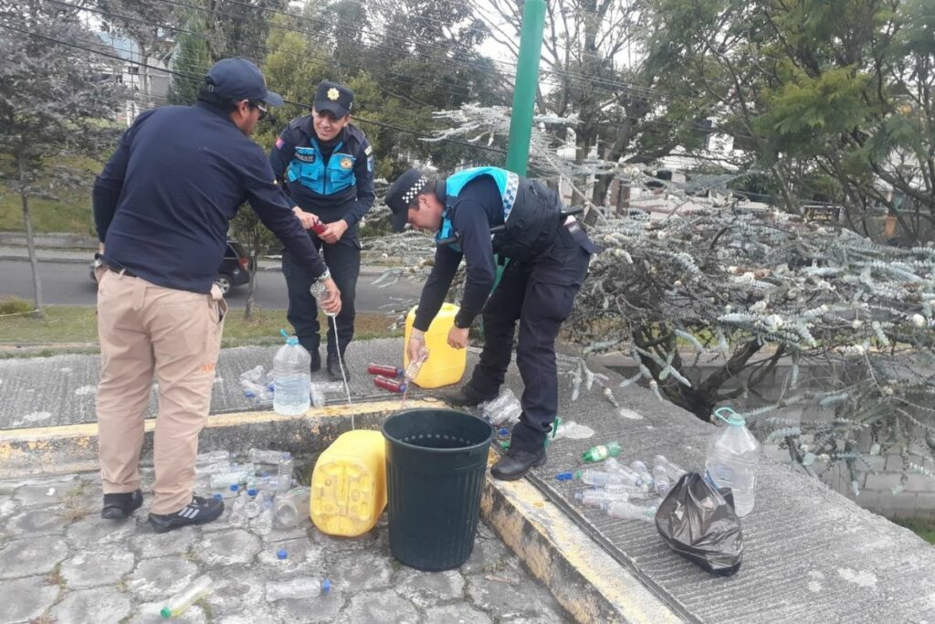 Agentes de Control de Quito en operativo de control de productos sin registro sanitario durante Carnaval.