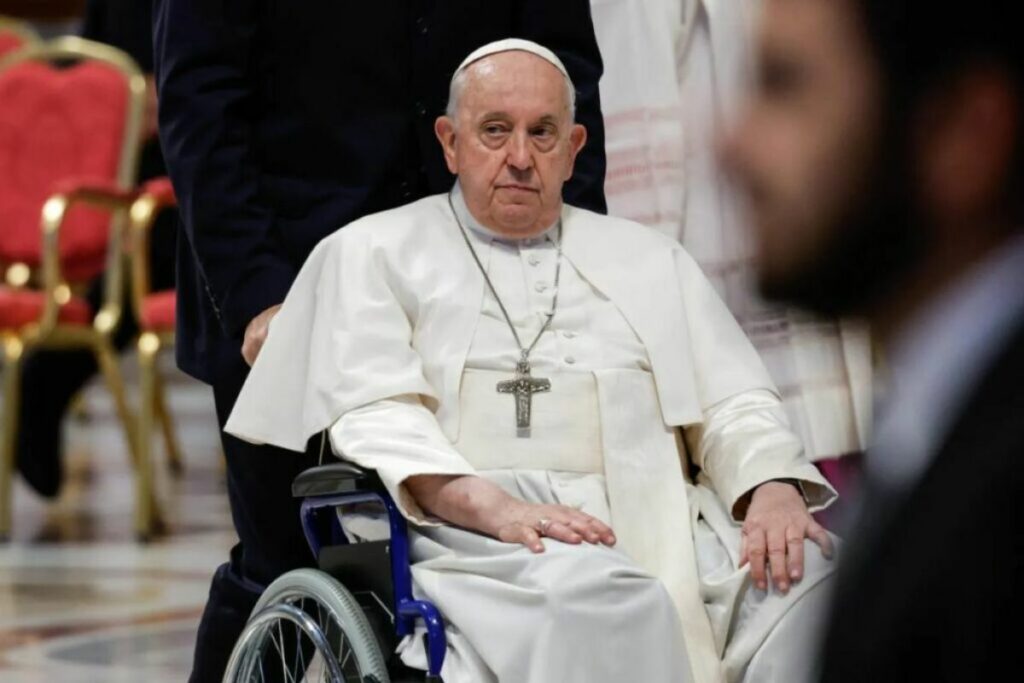 El papa Francisco durante labores, continúa hospitalizado.