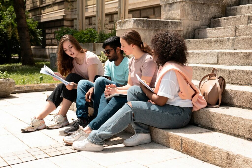Imagen referencial de estudiantes universitarios.