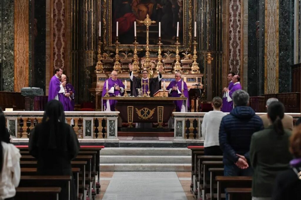 Misa por el aniversario del pontificado del Papa Francisco en la Basílica de San Apolinar en Roma, Italia, el 13 de marzo. EFE