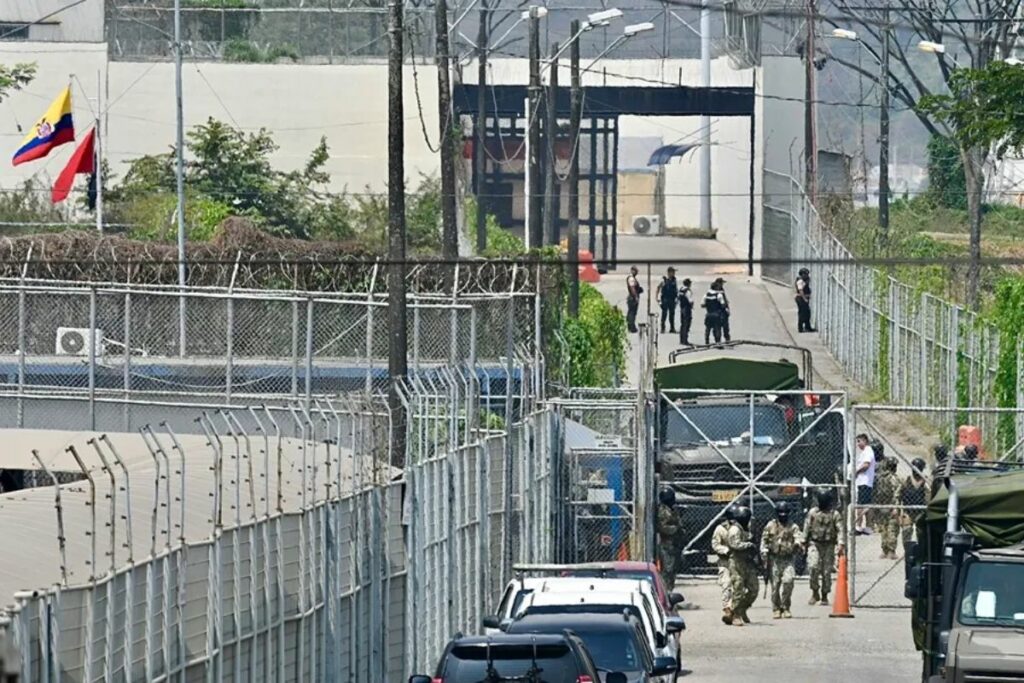 Imagen de archivo de miembros de la Policía Nacional y del Ejército custodian La Roca, la cárcel de máxima seguridad de Ecuador en Guayaquil (Ecuador). EFE