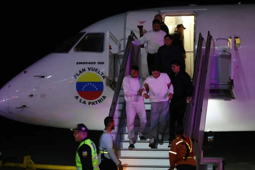 otografía de archivo de ciudadanos venezolanos descendiendo de un avión tras ser deportados desde Estados Unidos. EFE