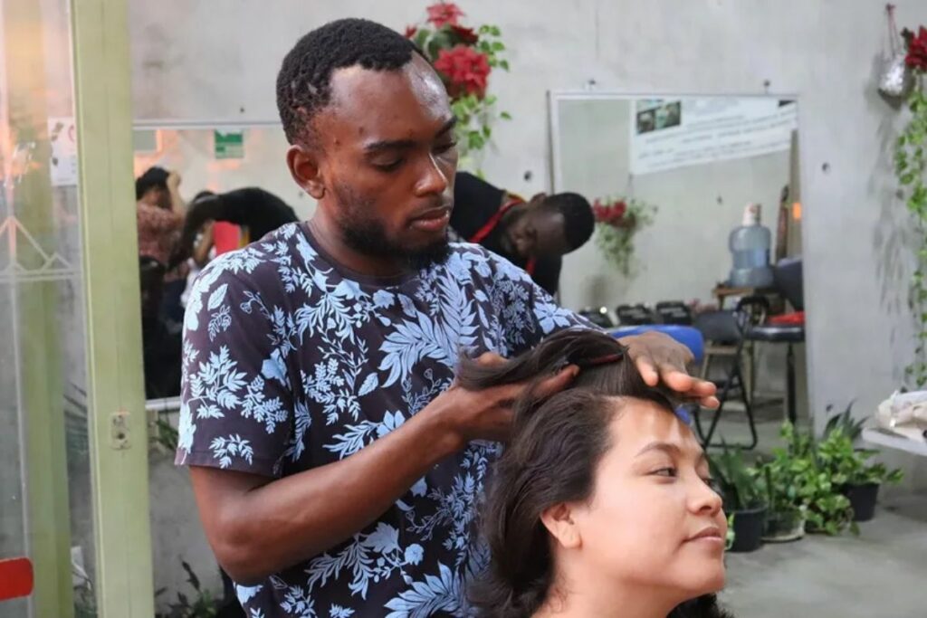 Fotografía de un migrante trabajando en la informalidad en espera de resolver su situación migratoria en Tapachula (México).