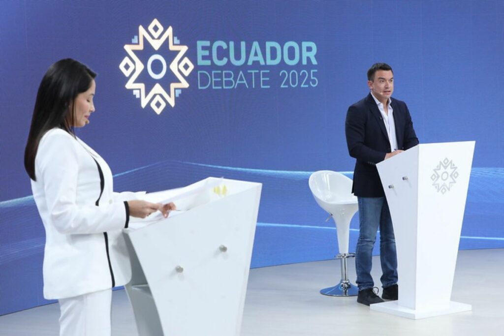 Luisa González y Daniel Noboa durante el debate del 23 de marzo.