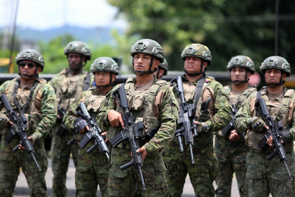 El 13 de marzo, el presidente de la República, Daniel Noboa visitó el Batallón de Infantería Motorizado N.° 13, en Esmeraldas.