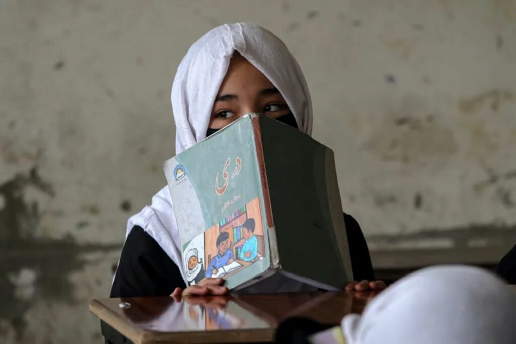 Imagen de una niña afgana en una aula en Kabul. Foto: EFE